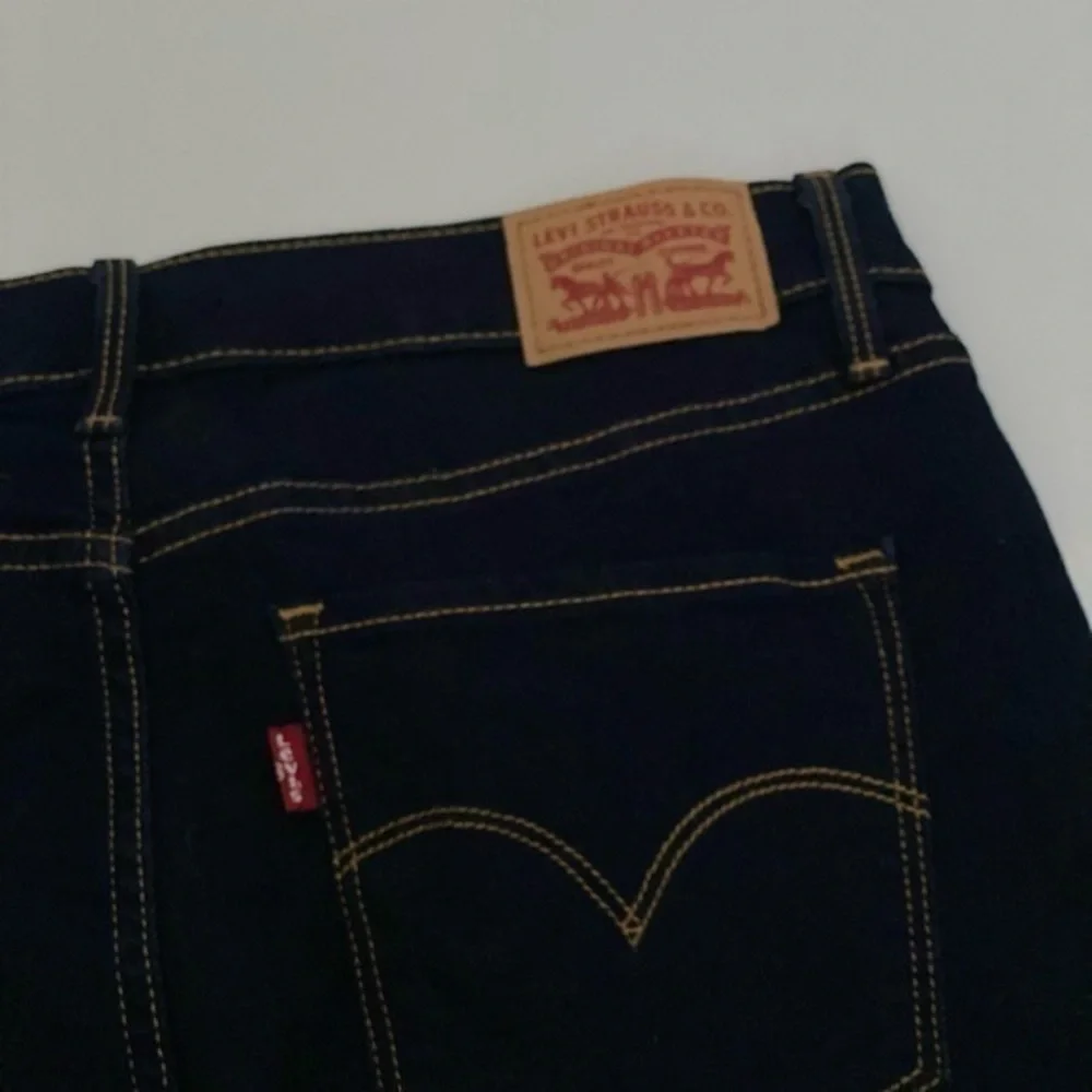 Levi Denim Shorts size 30 - Picture 4 of 9